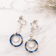 クリスタルとマーブルサークルのイヤリング