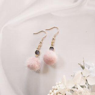 クリスタルとピンクファーのピアス