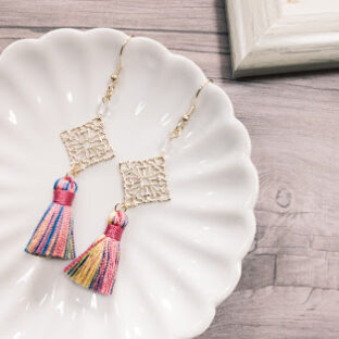 カラフルタッセルと白メノウのピアス