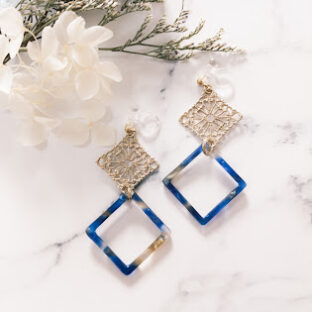 マーブル柄スクエアとゴールドパーツのノンホールピアス