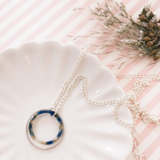 マーブル柄とシルバーのサークルネックレス