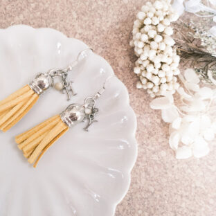 タッセルとマザーオブパールのピアス（イニシャル付H.Y）